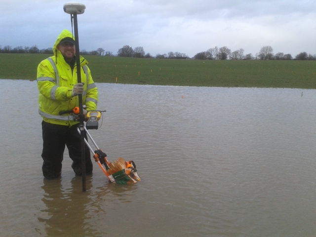 Treball topogràfic en zona inundada