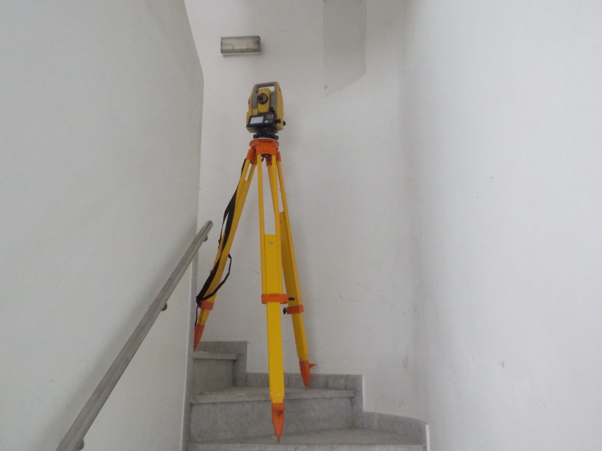 Estació total en interior d'edifici